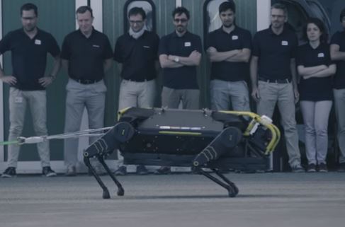Un perro robot de nombre HyQReal es capaz de arrastrar un avión