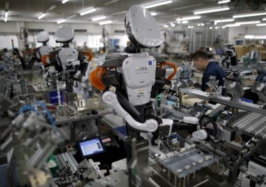 Son muchos las innovaciones que se están desarrollando en el sector de la robótica Industrial, primordialmente en el campo de Bin Picking y en los procesos de Pick & Place. Dicha irrupción favorece a que las compañías de robótica integren nuevas alternativas que se aproximen a las necesidades de los demandantes. No obstante existen alternativas que se mantienen en el tiempo impasibles como de las mejores alternativas para la fabricación industrial. El robot Nextage es uno de ellos, un robot industrial japonés con forma humanoide de gran trayectoria en el mercado asiático. El robot industrial es una aplicación robótica desarrollado por la compañía nipona Kawada Industries. Sus inicios se remontan al dos mil nueve, instante desde el que ha ido evolucionando sus capacidades hasta lograr el modelo que conocemos actualmente. El robot cuenta en la parte inferior con una plataforma cuadrada. Dispone de 2 brazos útiles, aparte de una cabeza y un torso que recuerda en cierta manera al de los humanos. Una de sus primordiales virtudes es su sencillez en el momento de programar, aun para quien apenas tiene experiencia en programación. Está desarrollado para trabajar con gran precisión utilizando las cámaras de Visión Artificial y a los sensores de nueva generación que tiene instalados, que le dejan desde coger folios hasta objetos transparentes. Es un robot que supera los 173 cm de altura, con base prácticamente cuadrada con sus 58 x 56 cm y con un peso de 130 kg. Dispone de un software de ROS-Compatible, y también incorpora un software y un supervisor Open Source desarrollado por TORK (Tokio Opensource RoboticsKyokai Association). Nextage tiene 4 cámaras de Visión Artificial, 2 de ellas en la cabeza y una en cada extremo de las muñecas. Al poder visualizar las piezas desde diversos ángulos, el robot es capaz de trabajar con gran precisión en sus movimientos aparte de llevar a cabo controles dimensionales de piezas empleando la Visión en 3D. Otra de sus particularidades es que incorpora unos motores de baja potencia, específicamente de 80W, los cuales le le permite trabajar con gran eficacia. Pese a que lleva una década en el trabajando en las fábricas, el robot prosigue siendo la aplicación más potente que las compañías japonesas ofrecen al ámbito industrial. Sus altas posibilidades todavía le dejan competir en un mercado que cada vez se halla más eclipsado por el apogeo de las compañías chinas y estadounidenses. Únicamente el tiempo va a ser capaz de señalarnos cuanto tiempo proseguirá Nextage siendo competitivo, si bien seguro que, a esta altura, Kawada Industries va a estar estudiando de qué forma proseguir ofreciendo nuevas aplicaciones.